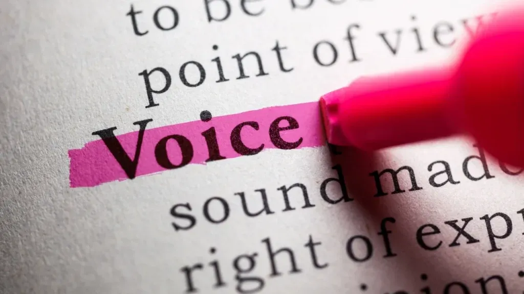 Mots voix off surligner dans un livre