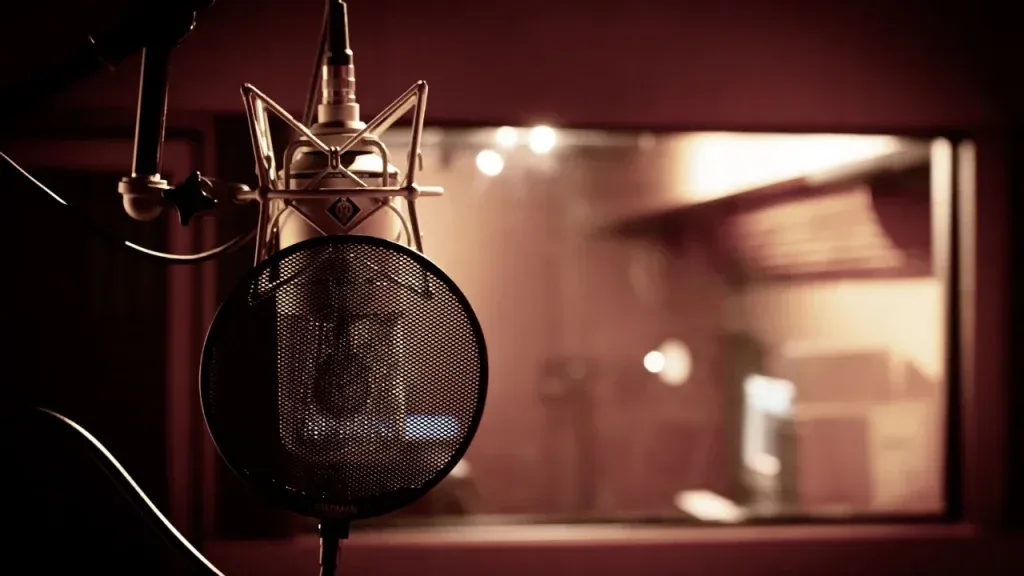 Micro pour comédien voix-off dans un studio d